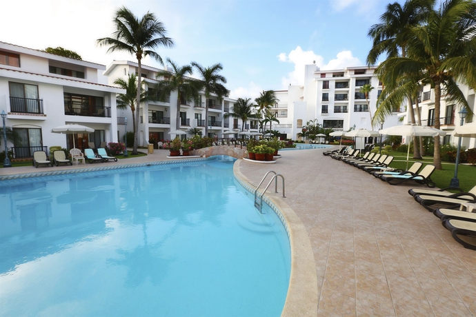 Imagen de la piscina del Hotel The Royal Cancun, All Suites Resort. Foto 13