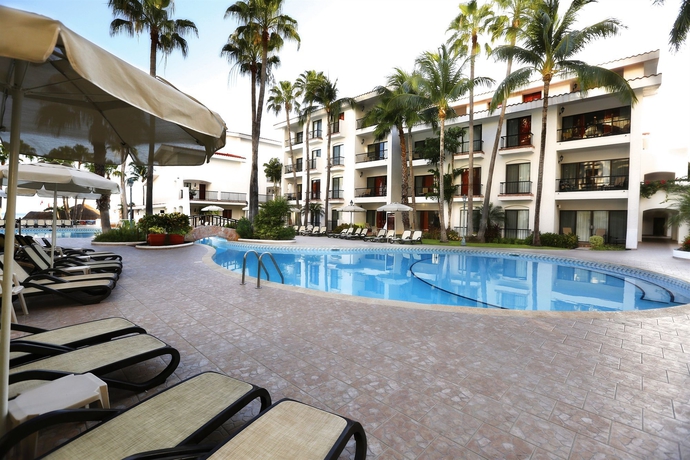 Imagen de la piscina del Hotel The Royal Cancun, All Suites Resort. Foto 15