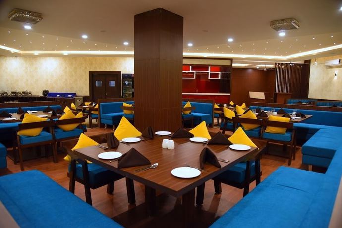 Imagen del bar/restaurante del Hotel The Royal Castle Resort and Convention Centre, Rajkot. Foto 5