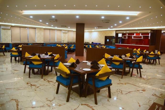 Imagen del bar/restaurante del Hotel The Royal Castle Resort and Convention Centre, Rajkot. Foto 6