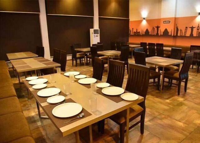 Imagen del bar/restaurante del Hotel The Royal Castle Resorts. Foto 4