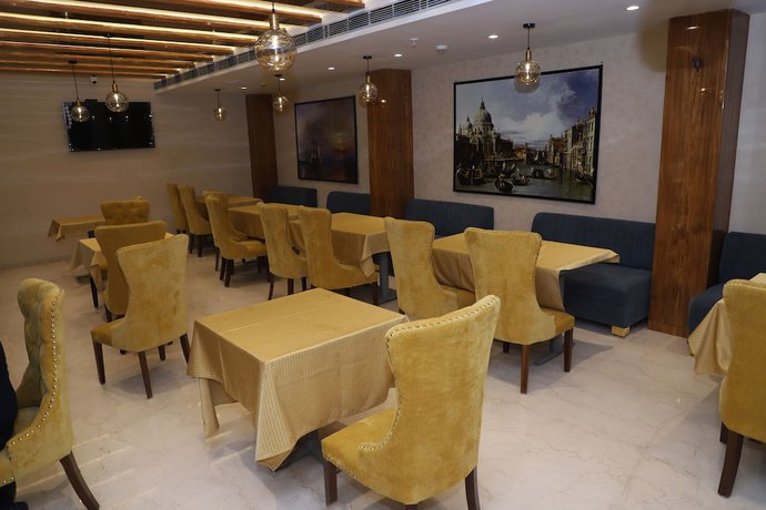 Imagen del bar/restaurante del Hotel The Royal Class. Foto 3