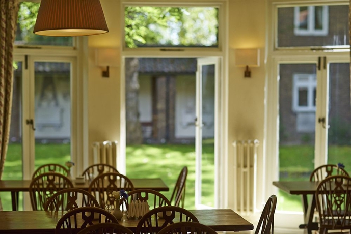 Imagen del bar/restaurante del Hotel The Royal Foundation Of St Katharine. Foto 3