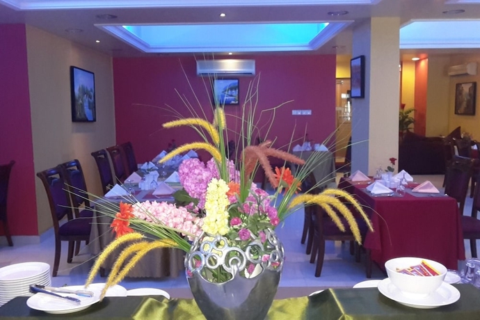 Imagen del bar/restaurante del Hotel The Royal Garden, Barka. Foto 4