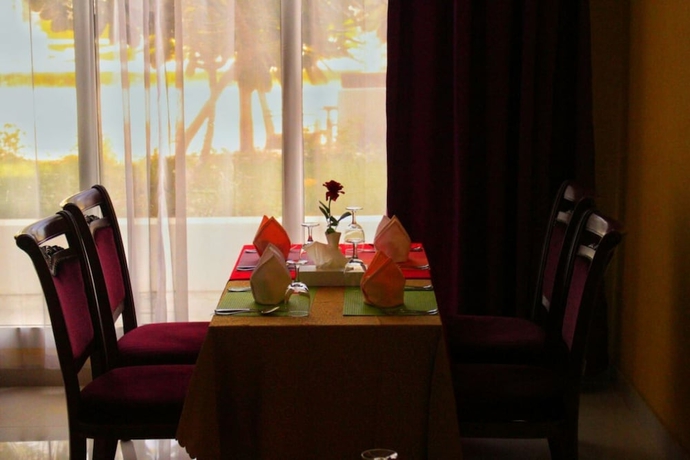 Imagen del bar/restaurante del Hotel The Royal Garden, Barka. Foto 5