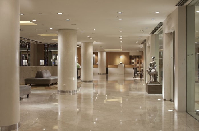 Imagen de los interiores del Hotel The Royal Garden. Foto 18