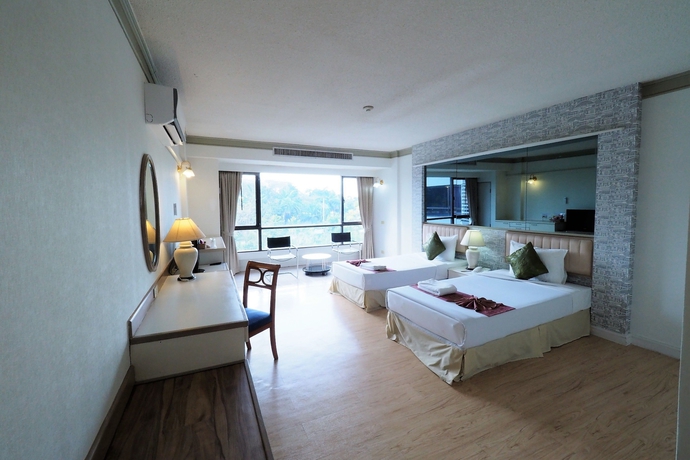 Imagen de la habitación del Hotel The Royal Gems Golf Resort. Foto 7