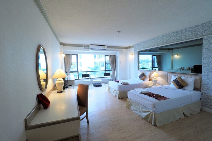 Imagen de la habitación del Hotel The Royal Gems Golf Resort. Foto 12