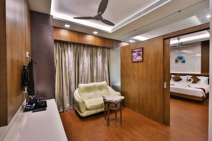 Imagen de la habitación del Hotel The Royal Grand. Foto 8