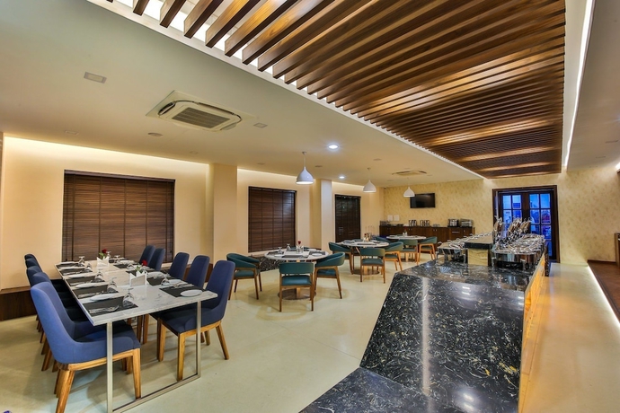 Imagen del bar/restaurante del Hotel The Royal Grand. Foto 2