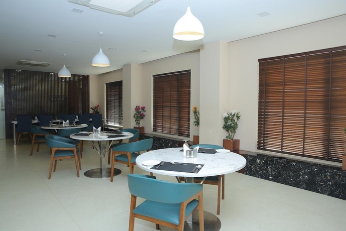 Imagen del bar/restaurante del Hotel The Royal Grand. Foto 5