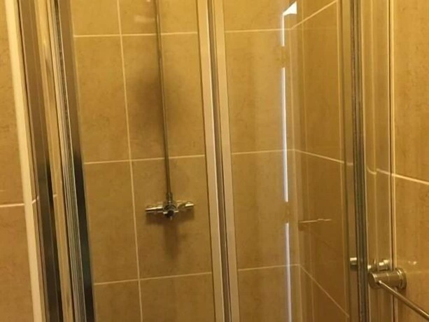 Imagen de la habitación del Hotel The Royal Guesthouse. Foto 6