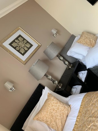 Imagen de la habitación del Hotel The Royal Guesthouse. Foto 17