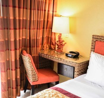 Imagen de la habitación del Hotel The Royal Inn Beach Hutchinson Island. Foto 9