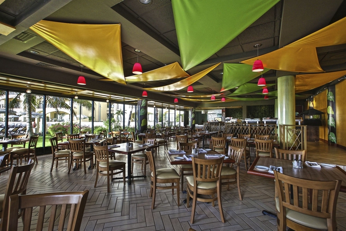 Imagen del bar/restaurante del Hotel The Royal Islander – An All Suites Resort. Foto 3