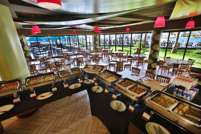 Imagen del bar/restaurante del Hotel The Royal Islander – An All Suites Resort. Foto 5