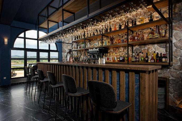 Imagen del bar/restaurante del Hotel The Royal, Kanoni. Foto 3