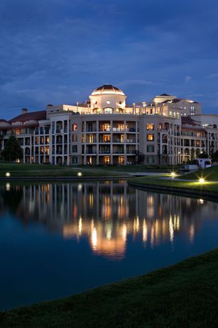 Imagen de la piscina del Hotel The Royal Kelowna. Foto 14