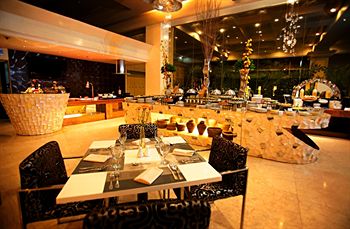 Imagen del bar/restaurante del Hotel The Royal Mandaya. Foto 7