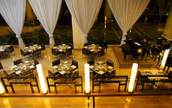 Imagen del bar/restaurante del Hotel The Royal Mandaya. Foto 8