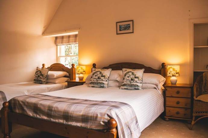 Imagen de la habitación del Hotel The Royal Oak, Cullen. Foto 16