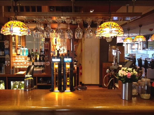 Imagen del bar/restaurante del Hotel The Royal Oak and Restaurant. Foto 6