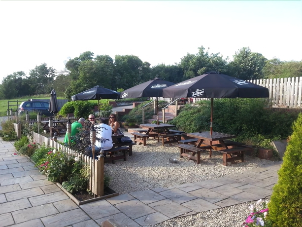 Imagen de los exteriores del Hotel The Royal Oak and Restaurant. Foto 13