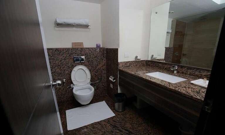 Imagen de la habitación del Hotel The Royal Paradise. Foto 20