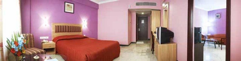 Imagen de los exteriores del Hotel The Royal Regency, Chennai. Foto 2