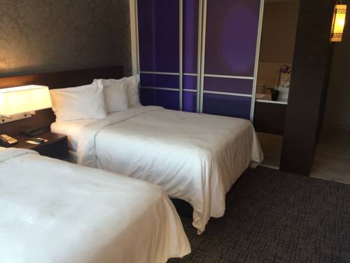 Imagen de la habitación del Hotel The Royal Regency. Foto 7