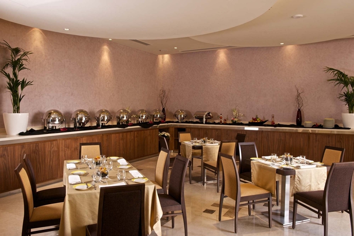 Imagen del bar/restaurante del Hotel The Royal Riviera. Foto 2