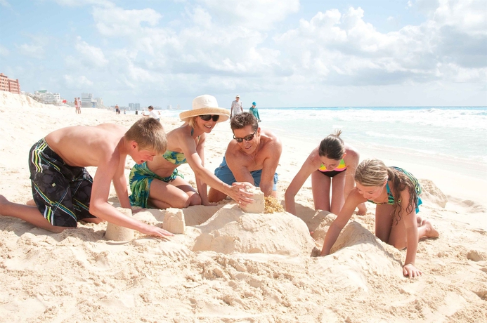 Imagen de los exteriores del Hotel The Royal Sands. Foto 26