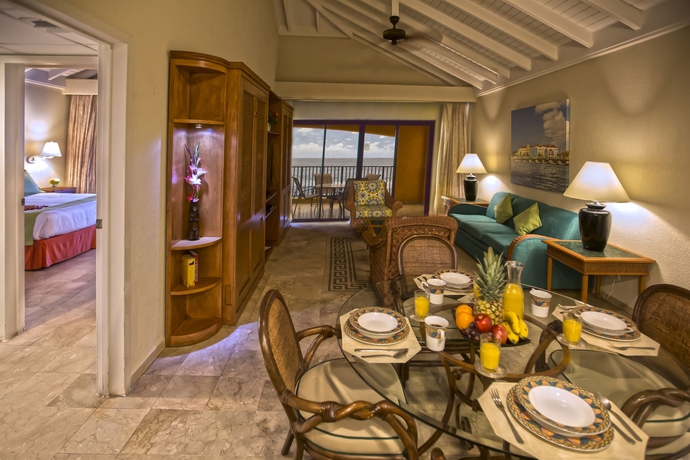 Imagen de los interiores del Hotel The Royal Sea Aquarium Resort. Foto 15