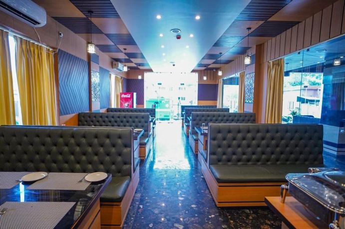 Imagen del bar/restaurante del Hotel The Royal Sea. Foto 2