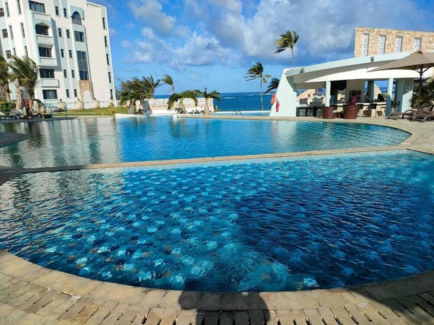 Imagen de la piscina del Hotel The Royal Shanza. Foto 6