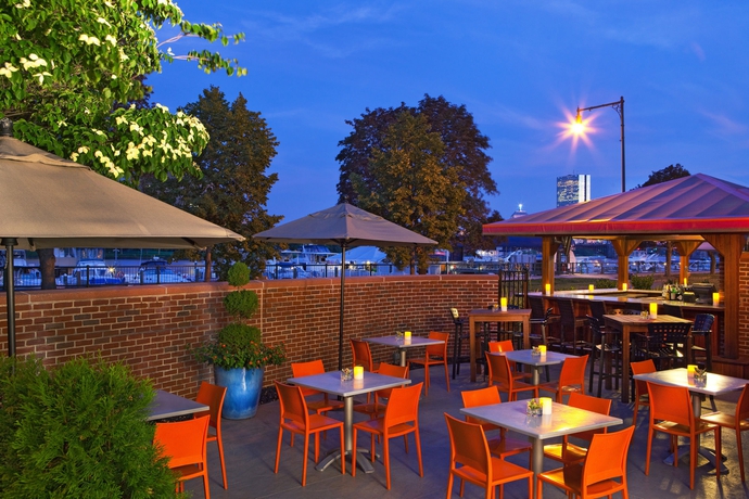 Imagen del bar/restaurante del Hotel The Royal Sonesta Boston. Foto 2