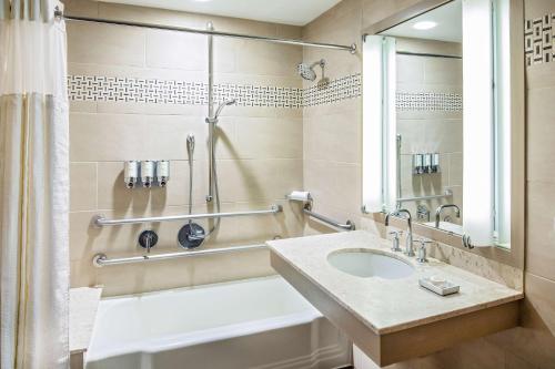 Imagen de la habitación del Hotel The Royal Sonesta Boston. Foto 12