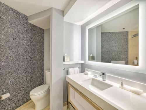 Imagen de la habitación del Hotel The Royal Sonesta Minneapolis Downtown. Foto 18