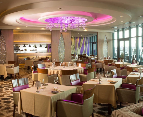 Imagen del bar/restaurante del Hotel The Royal Yacht. Foto 1