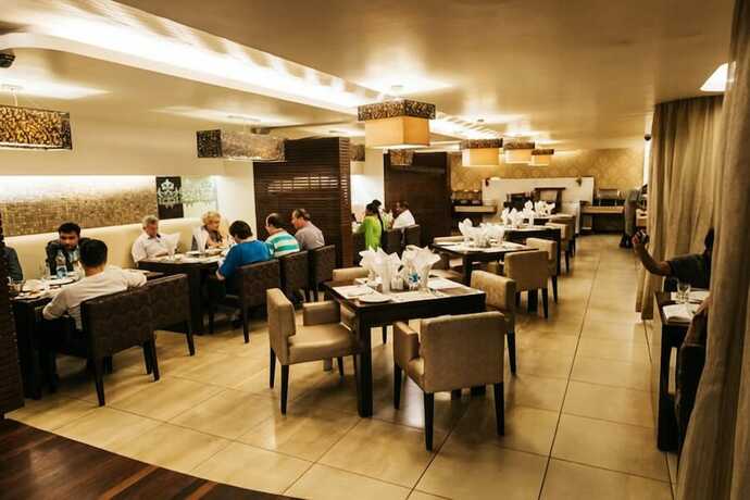 Imagen del bar/restaurante del Hotel The Royale Senate Hebbal. Foto 17