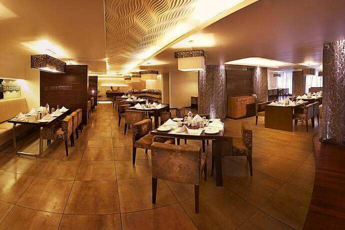 Imagen del bar/restaurante del Hotel The Royale Senate Hebbal. Foto 18