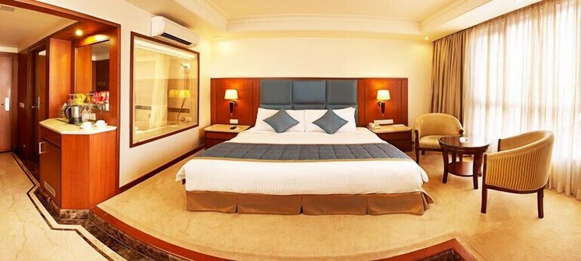 Imagen de la habitación del Hotel The Royale Senate Hebbal. Foto 21