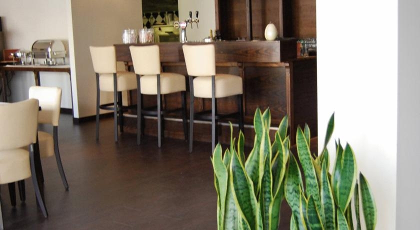 Imagen del bar/restaurante del Hotel The Saints Sutor Hotel. Foto 2
