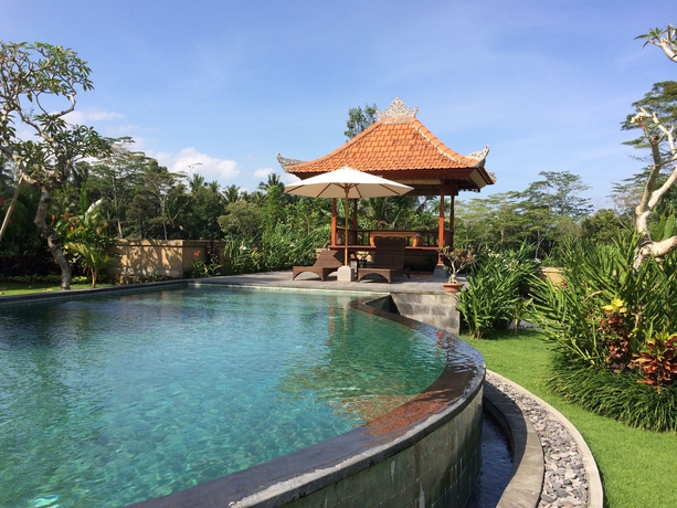 Imagen de la piscina del Hotel The Sakara Ubud Villas. Foto 16