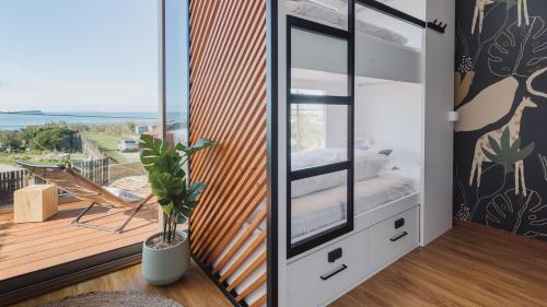 Imagen de la habitación del Hotel The Salty Pelican Yoga & Surf Retreat, Ferrel. Foto 19
