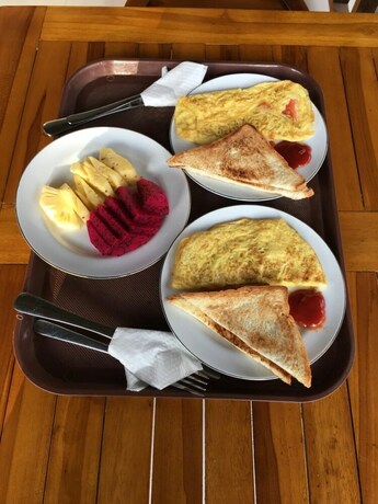 Imagen del bar/restaurante del Hotel The Sandat Bungalow. Foto 24