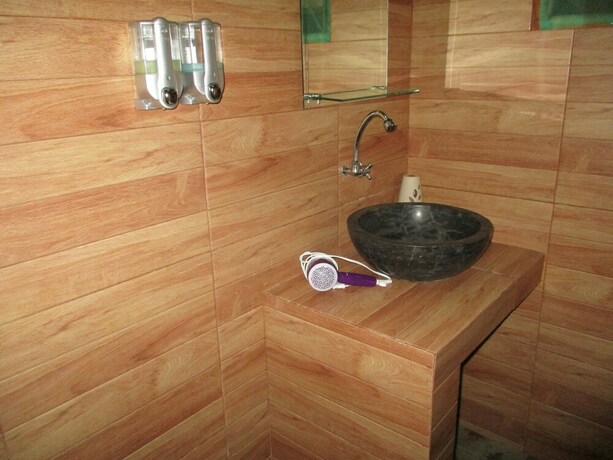 Imagen de la habitación del Hotel The Sandat Bungalow. Foto 26