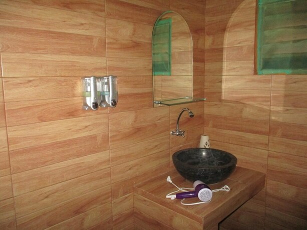 Imagen de la habitación del Hotel The Sandat Bungalow. Foto 27