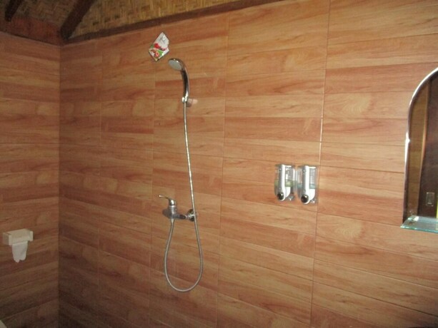 Imagen de la habitación del Hotel The Sandat Bungalow. Foto 29