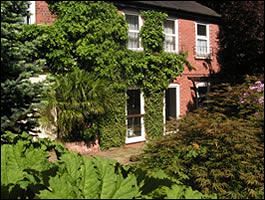 Imagen de los exteriores del Hotel The Sandhurst. Foto 16